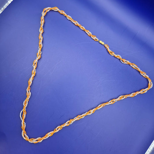 Elegante Vintage Kette gedrehtes Perlen Design Orange Weiß