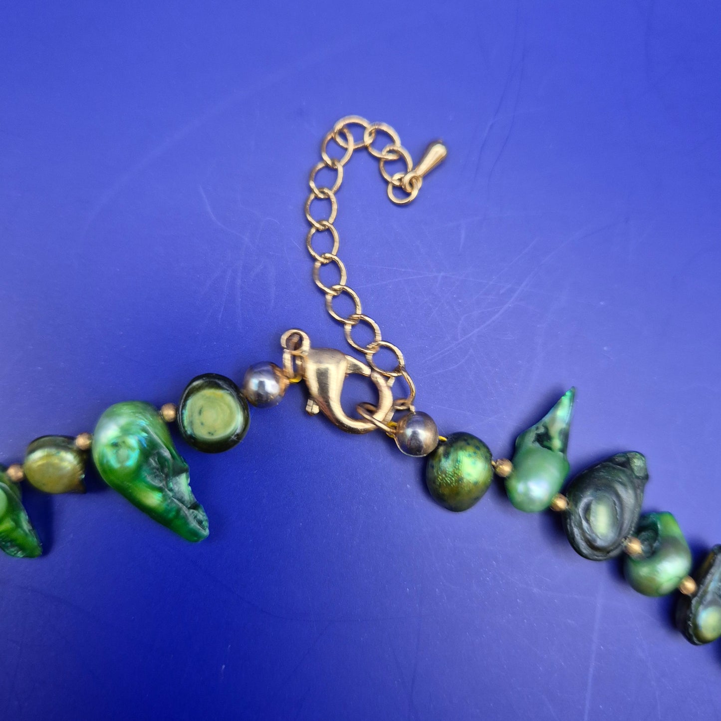 Vintage Perlenkette in schimmernden Grüntönen mit Gold-Elementen
