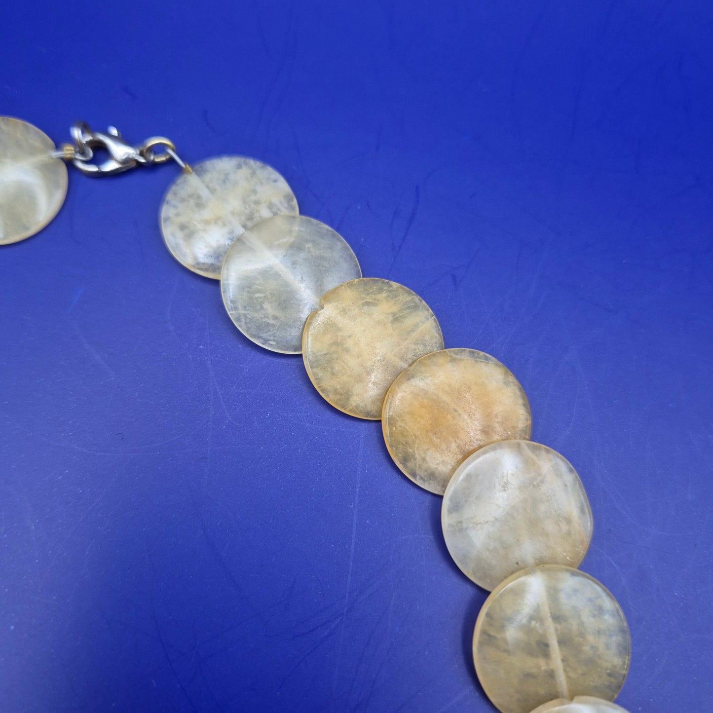 Vintage Statement Halskette aus beigen flachen Scheiben