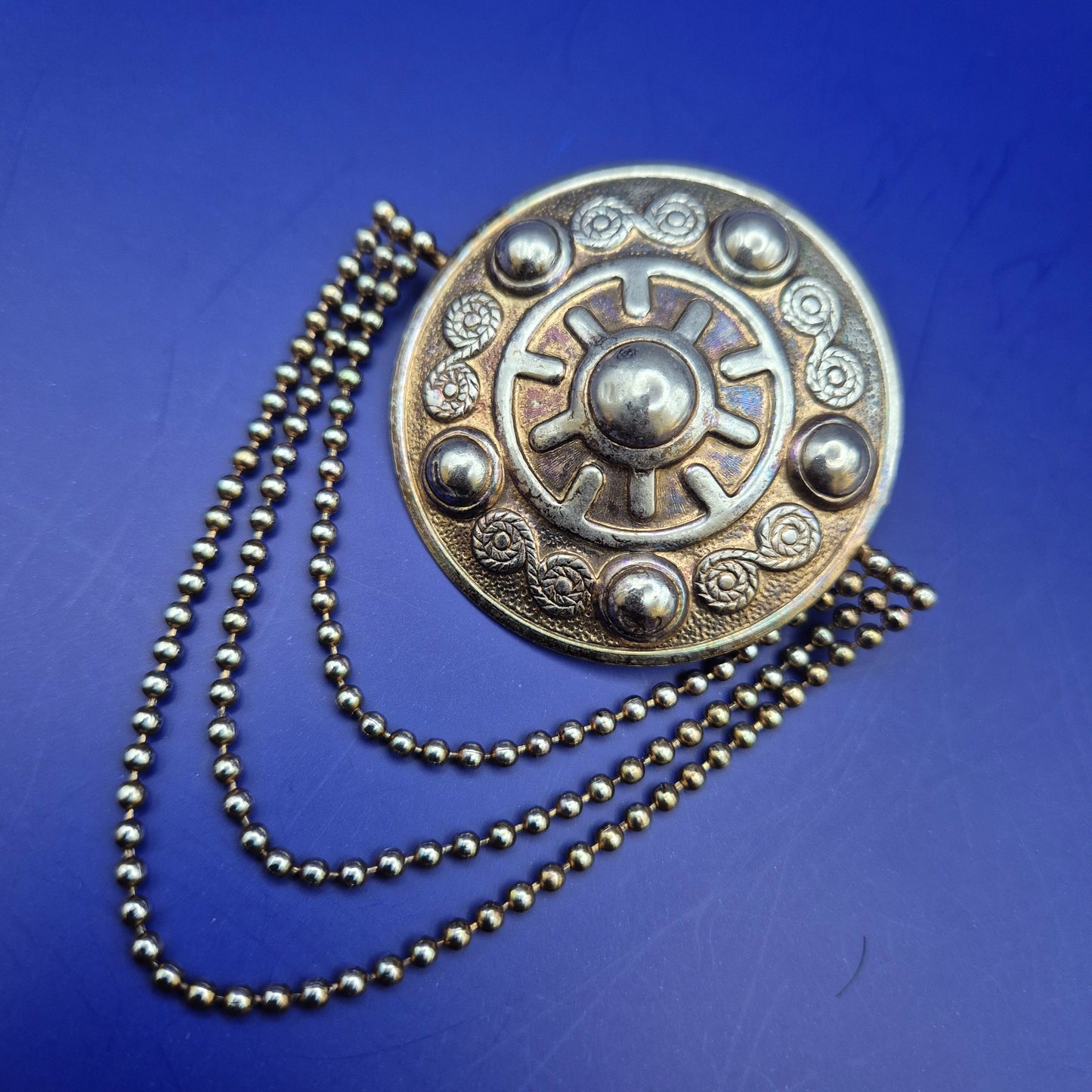 Vintage Brosche mit Kettenelementen im keltischen Stil