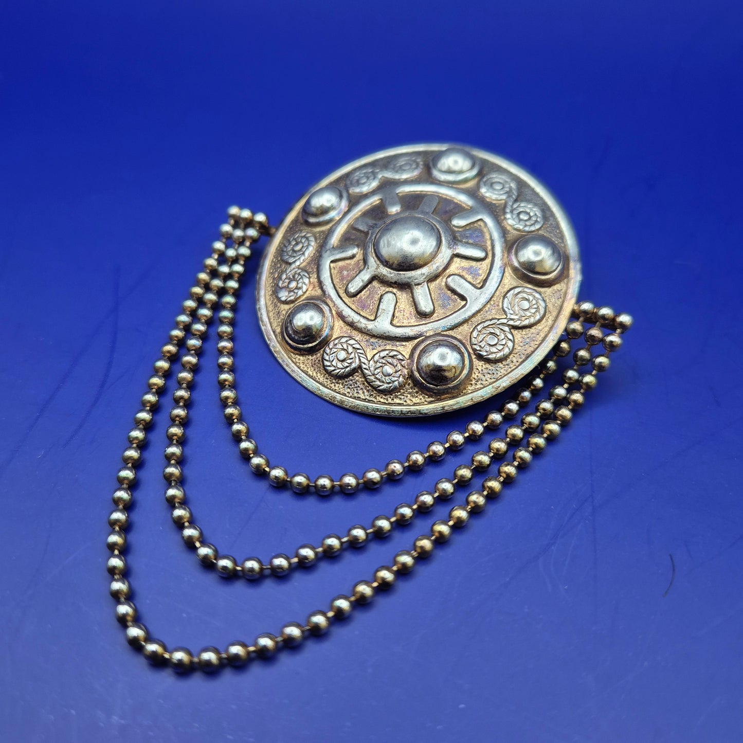 Vintage Brosche mit Kettenelementen im keltischen Stil