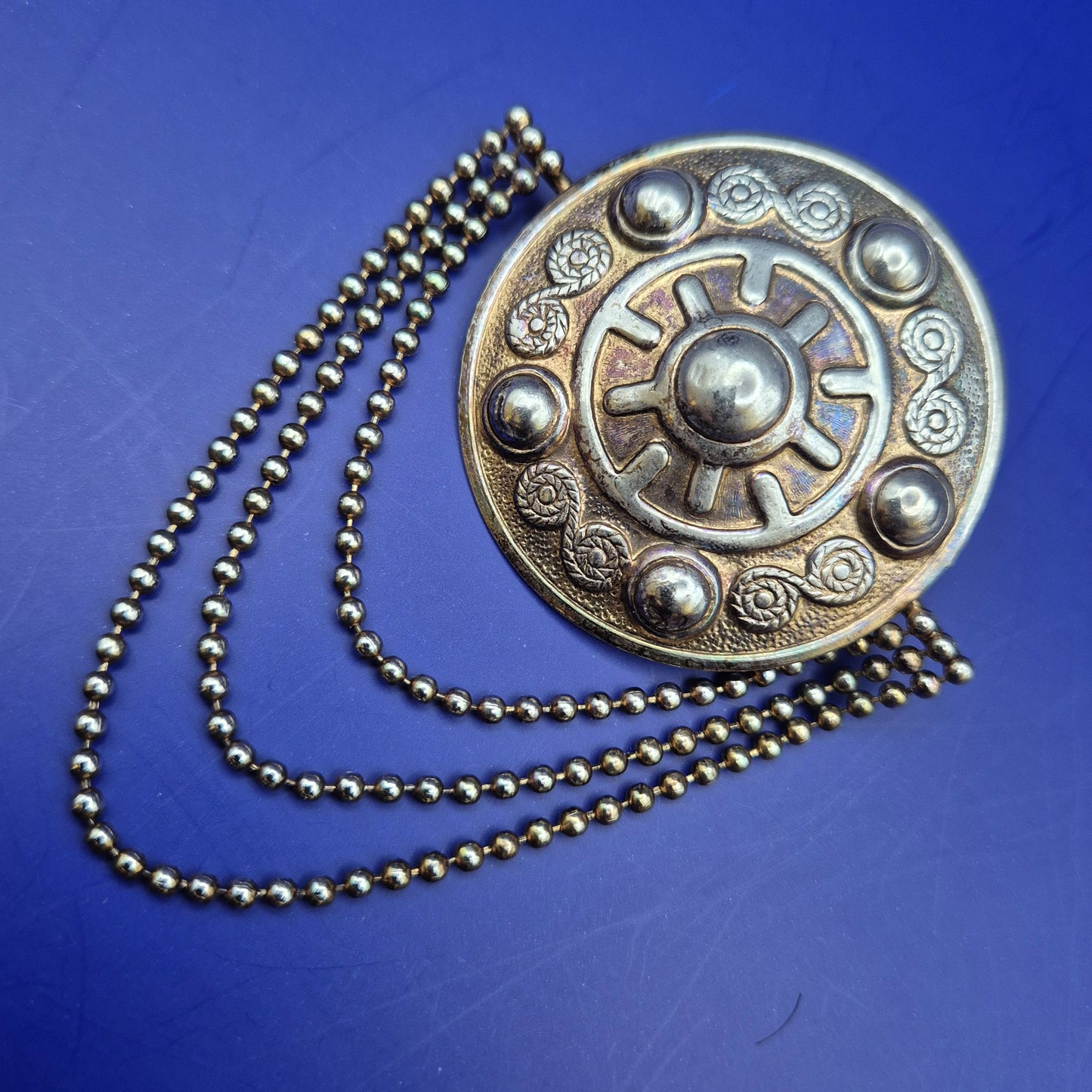 Vintage Brosche mit Kettenelementen im keltischen Stil