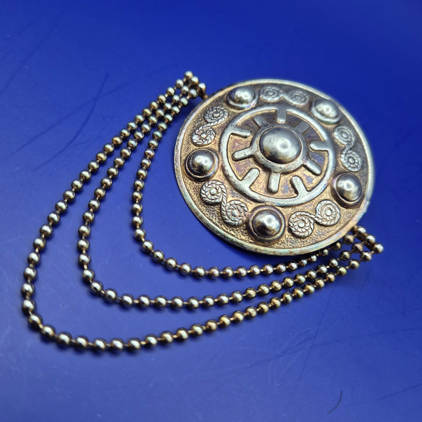 Vintage Brosche mit Kettenelementen im keltischen Stil