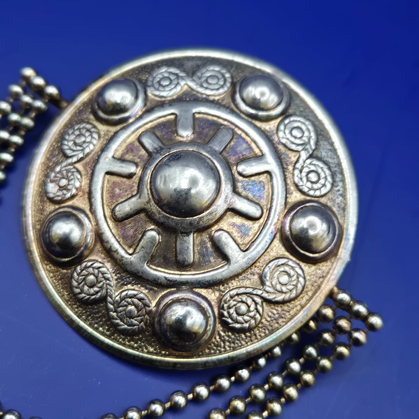 Vintage Brosche mit Kettenelementen im keltischen Stil