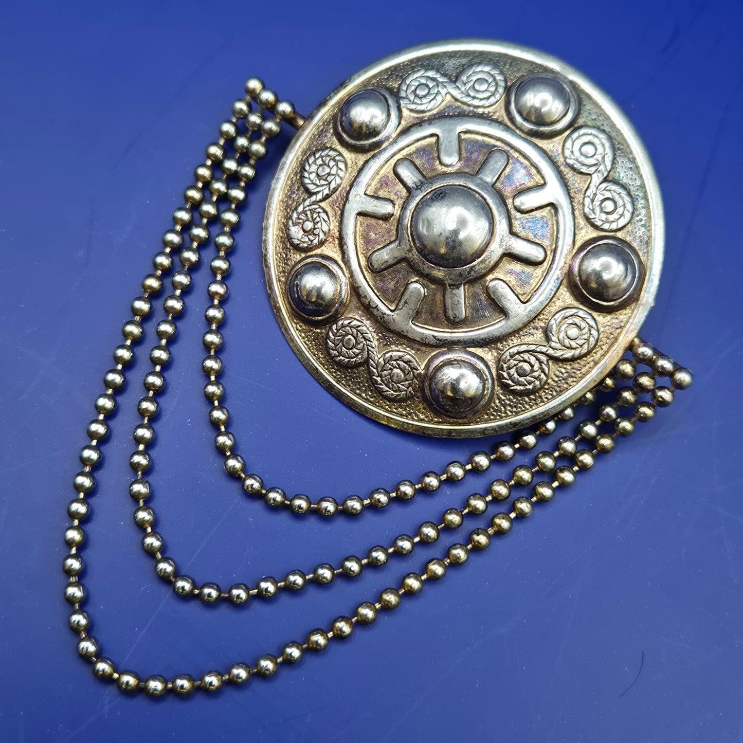 Vintage Brosche mit Kettenelementen im keltischen Stil