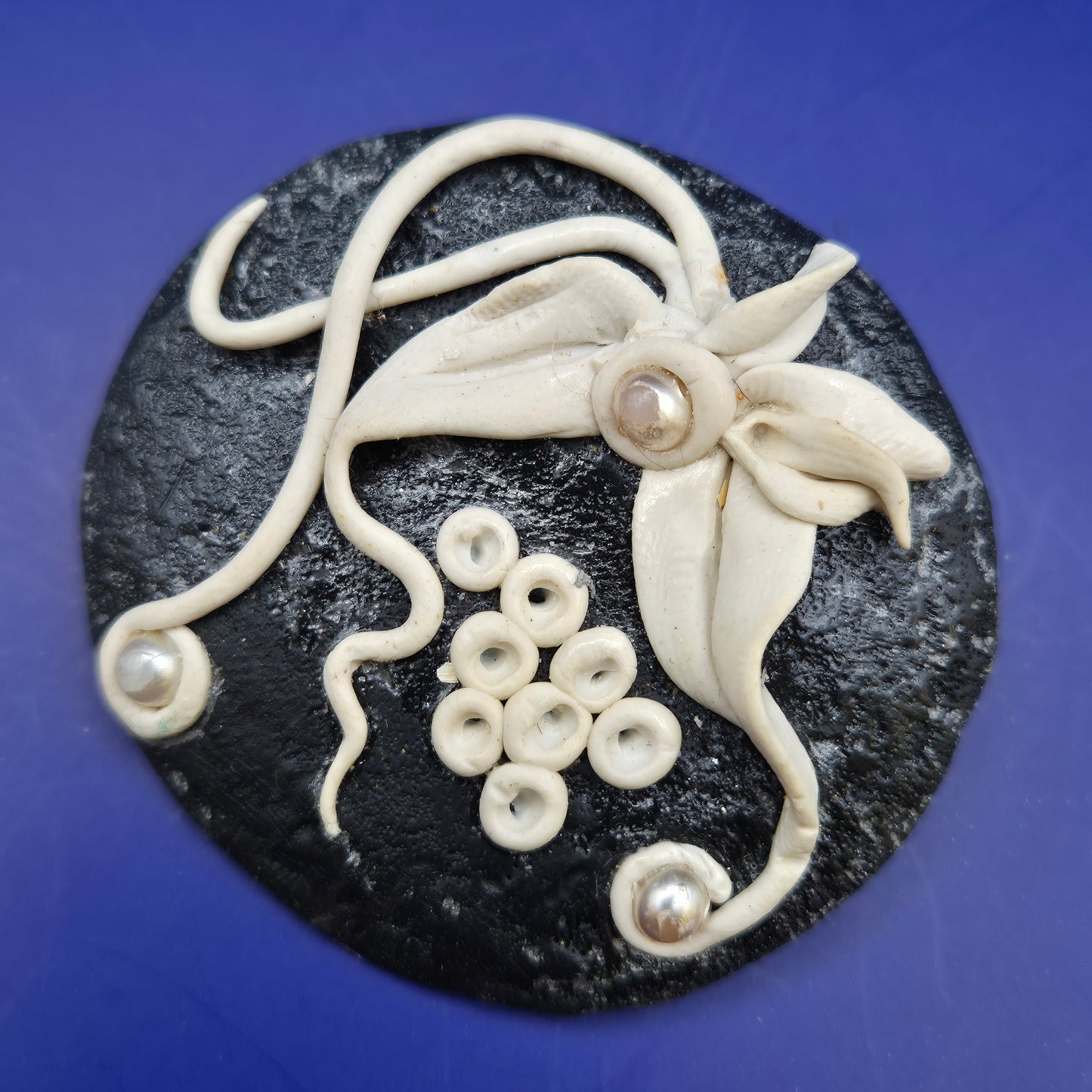 Vintage Brosche mit Blüten und Perlen Motiv in Schwarz und Weiß