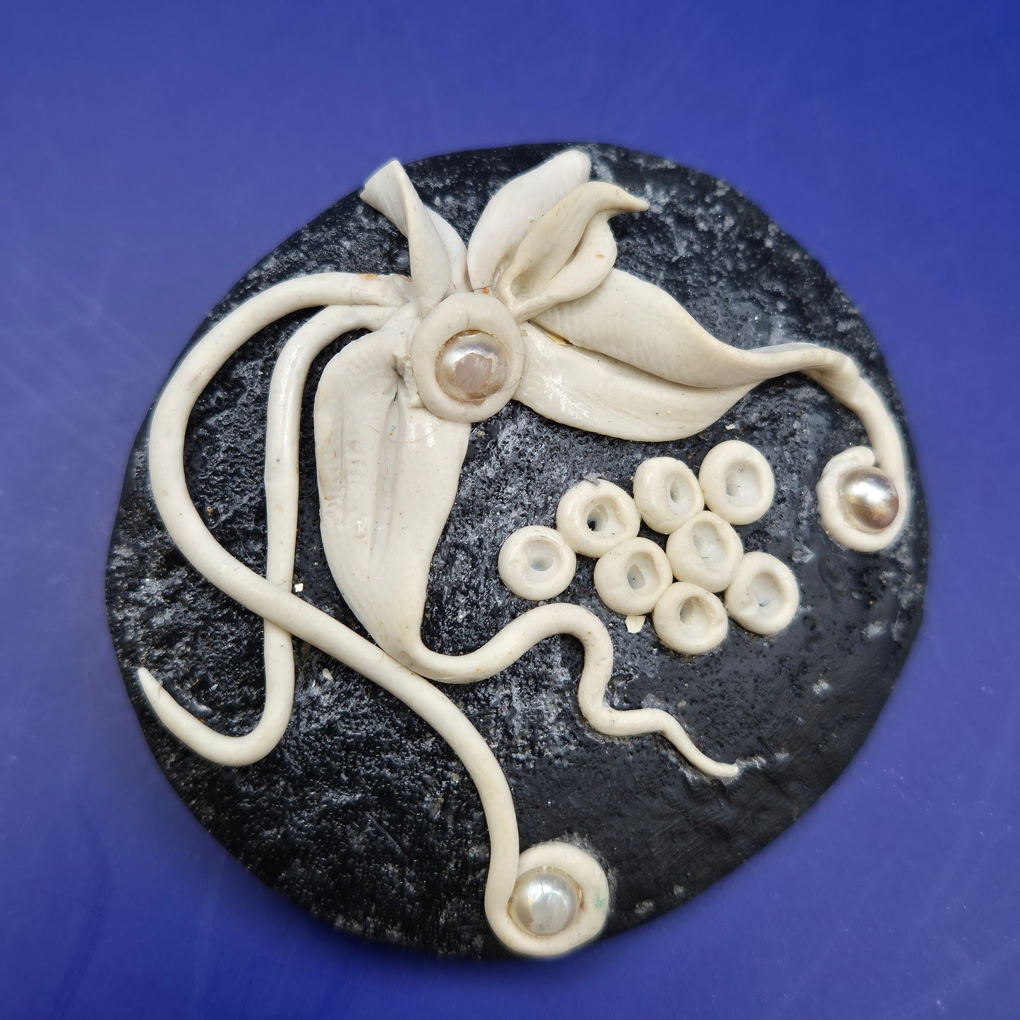 Vintage Brosche mit Blüten und Perlen Motiv in Schwarz und Weiß
