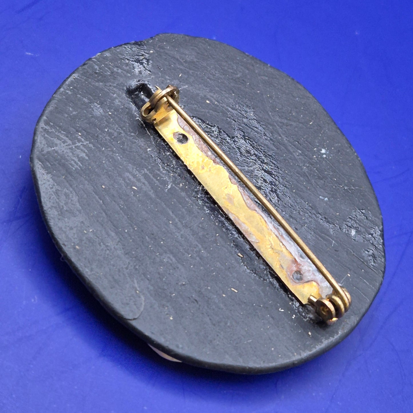 Vintage Brosche mit Blüten und Perlen Motiv in Schwarz und Weiß
