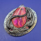 Auffällige Vintage Brosche mit schillerndem Glas-Cabochon und Schmucksteinen