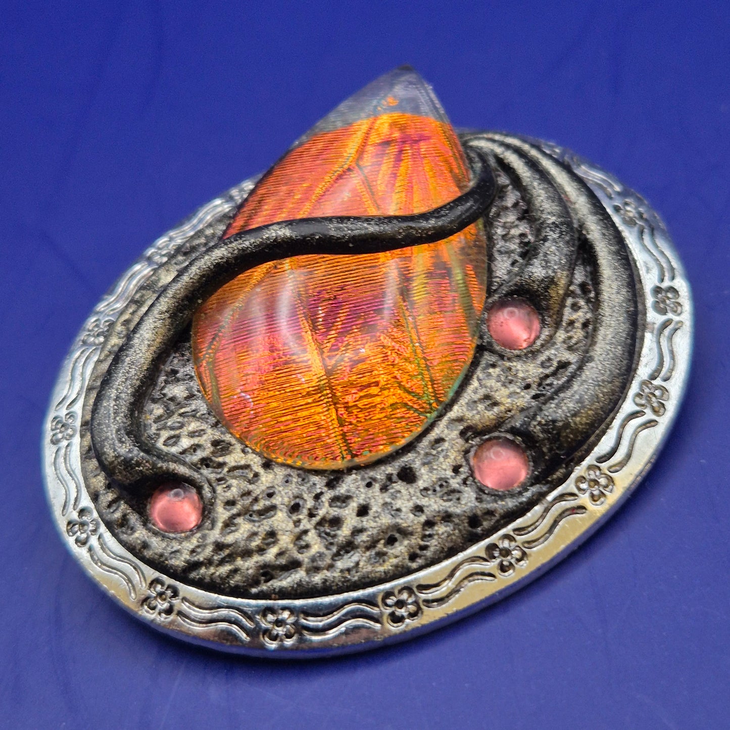Auffällige Vintage Brosche mit schillerndem Glas-Cabochon und Schmucksteinen