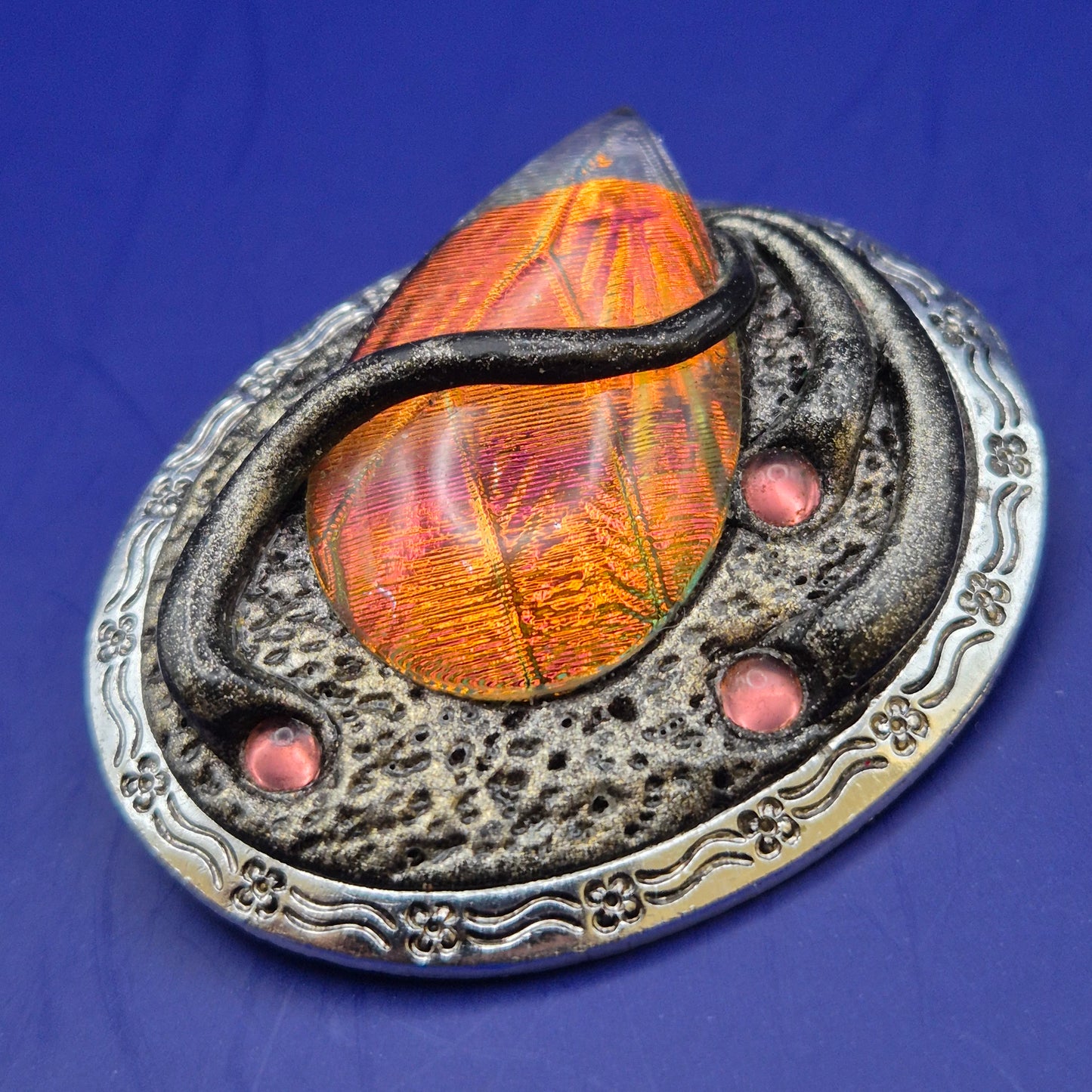 Auffällige Vintage Brosche mit schillerndem Glas-Cabochon und Schmucksteinen
