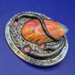 Auffällige Vintage Brosche mit schillerndem Glas-Cabochon und Schmucksteinen
