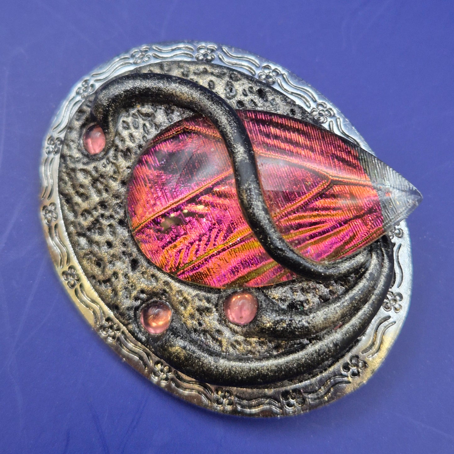 Auffällige Vintage Brosche mit schillerndem Glas-Cabochon und Schmucksteinen