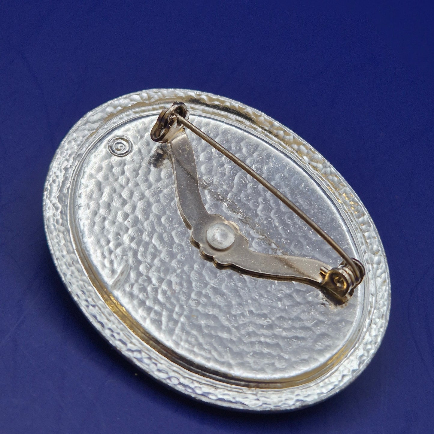 Auffällige Vintage Brosche mit schillerndem Glas-Cabochon und Schmucksteinen
