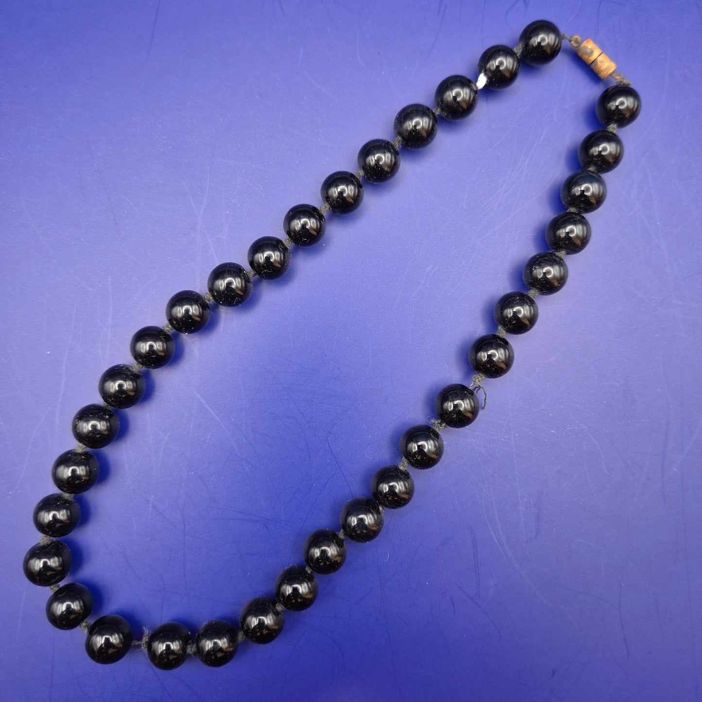 Elegante Vintage Perlenkette in glänzendem Schwarz
