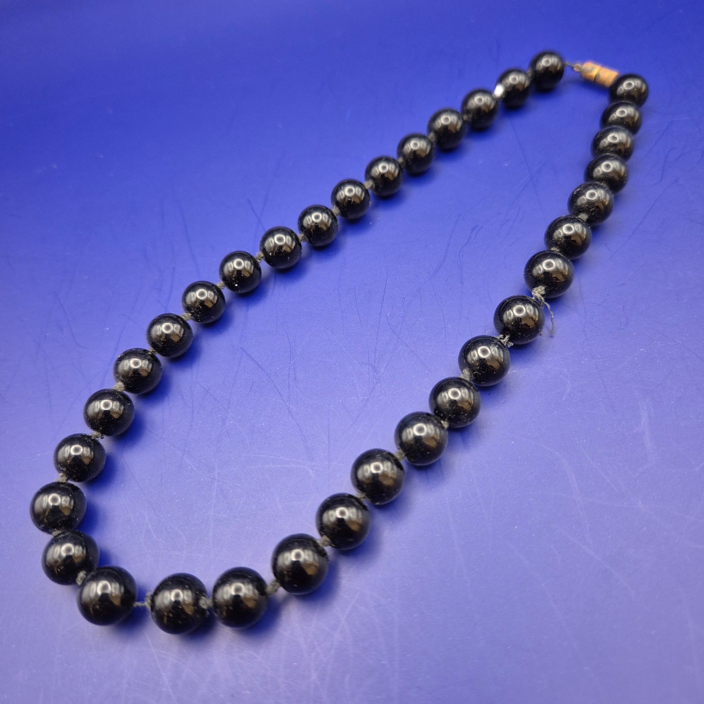 Elegante Vintage Perlenkette in glänzendem Schwarz