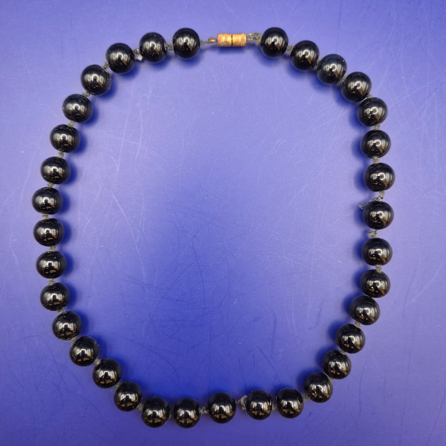 Elegante Vintage Perlenkette in glänzendem Schwarz
