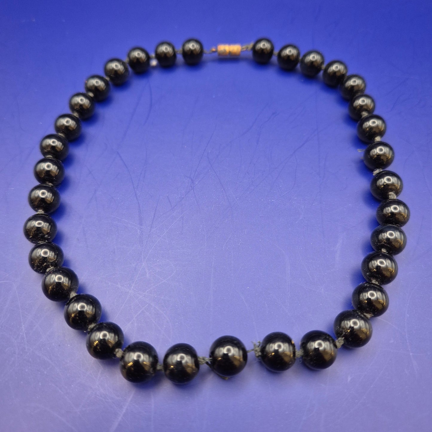 Elegante Vintage Perlenkette in glänzendem Schwarz