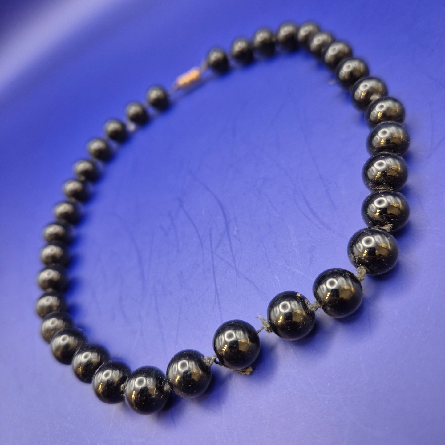 Elegante Vintage Perlenkette in glänzendem Schwarz