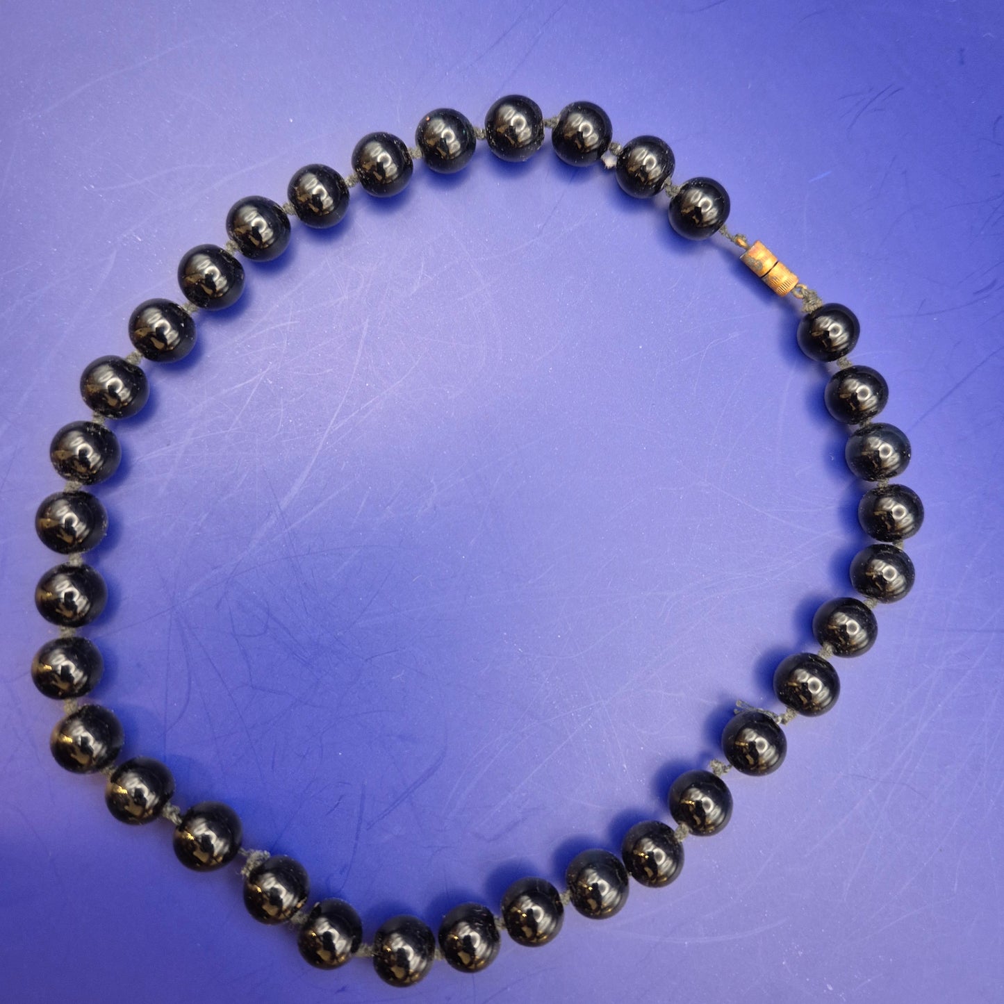 Elegante Vintage Perlenkette in glänzendem Schwarz
