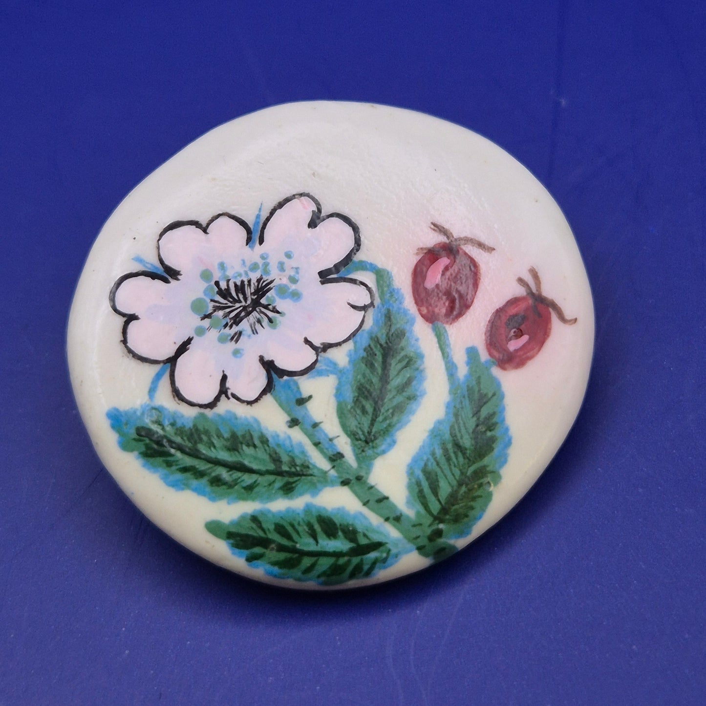 Handbemalte Keramik Brosche mit Wildrosen Motiv