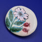 Handbemalte Keramik Brosche mit Wildrosen Motiv