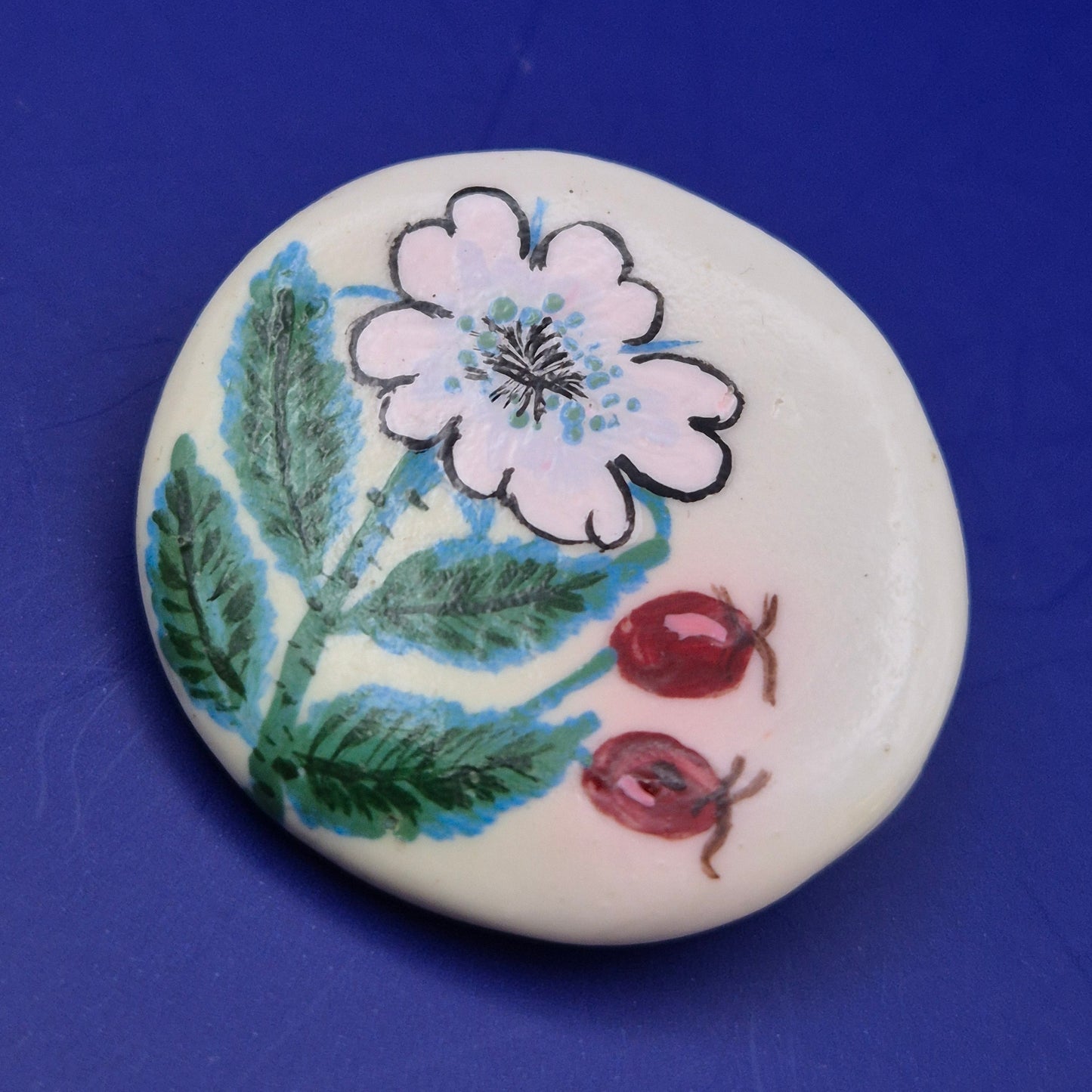 Handbemalte Keramik Brosche mit Wildrosen Motiv