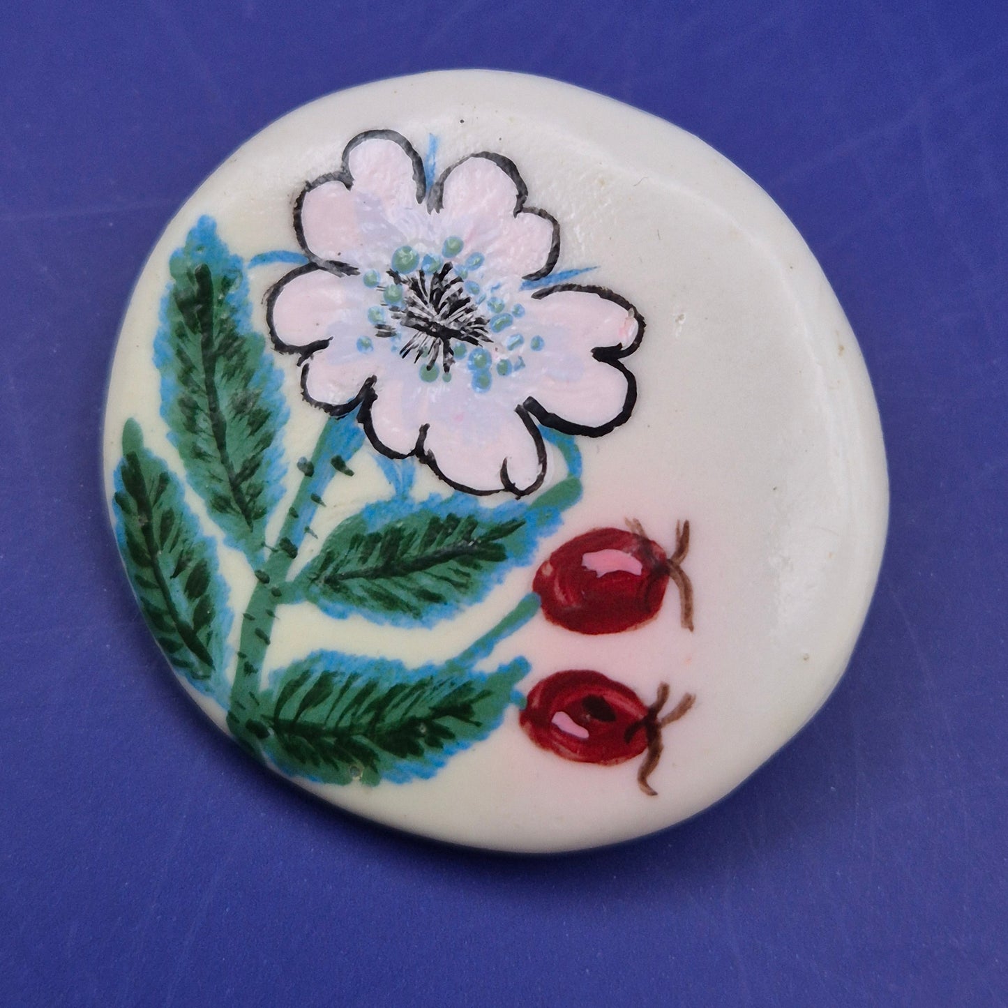 Handbemalte Keramik Brosche mit Wildrosen Motiv