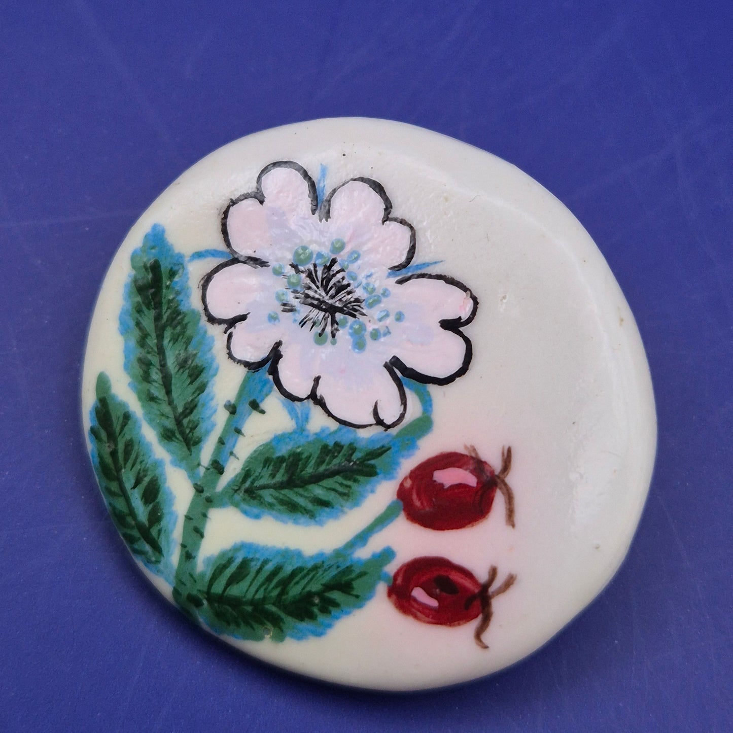 Handbemalte Keramik Brosche mit Wildrosen Motiv