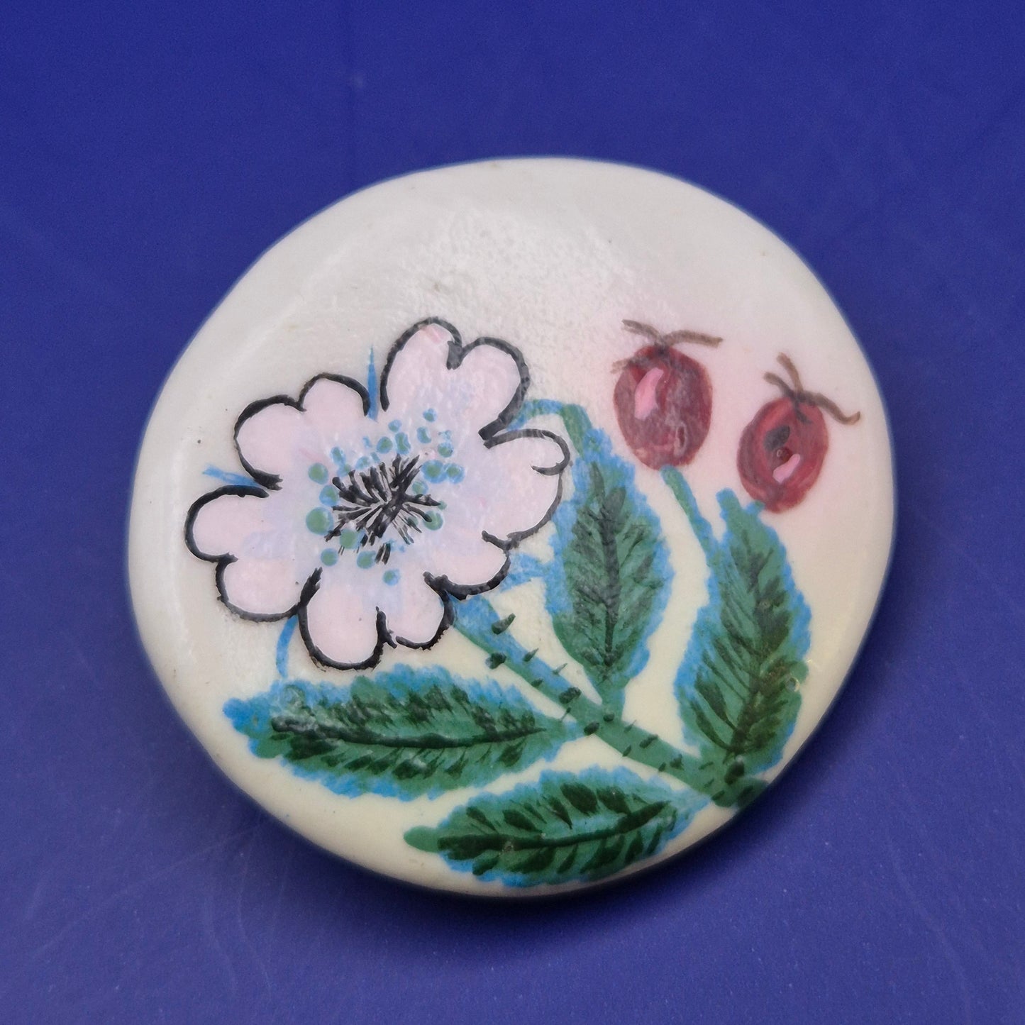 Handbemalte Keramik Brosche mit Wildrosen Motiv