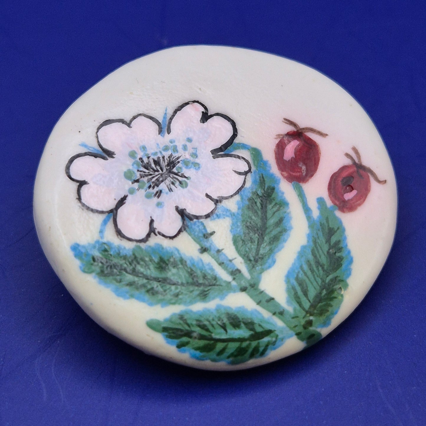 Handbemalte Keramik Brosche mit Wildrosen Motiv