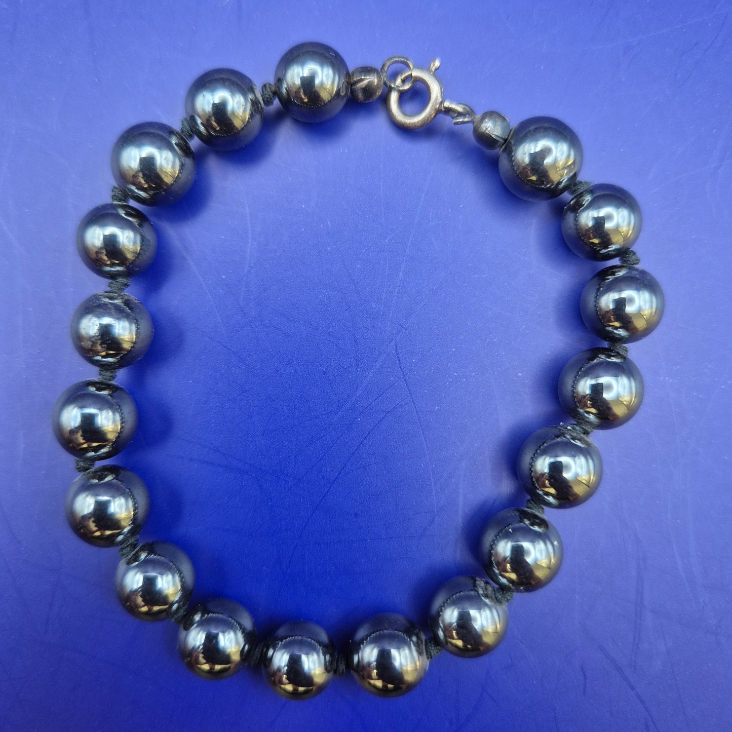Elegantes Hämatit Perlenarmband mit Kugelschliff
