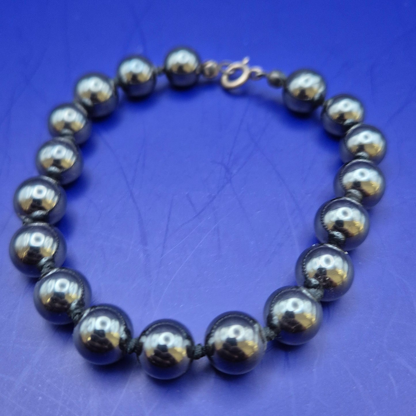 Elegantes Hämatit Perlenarmband mit Kugelschliff