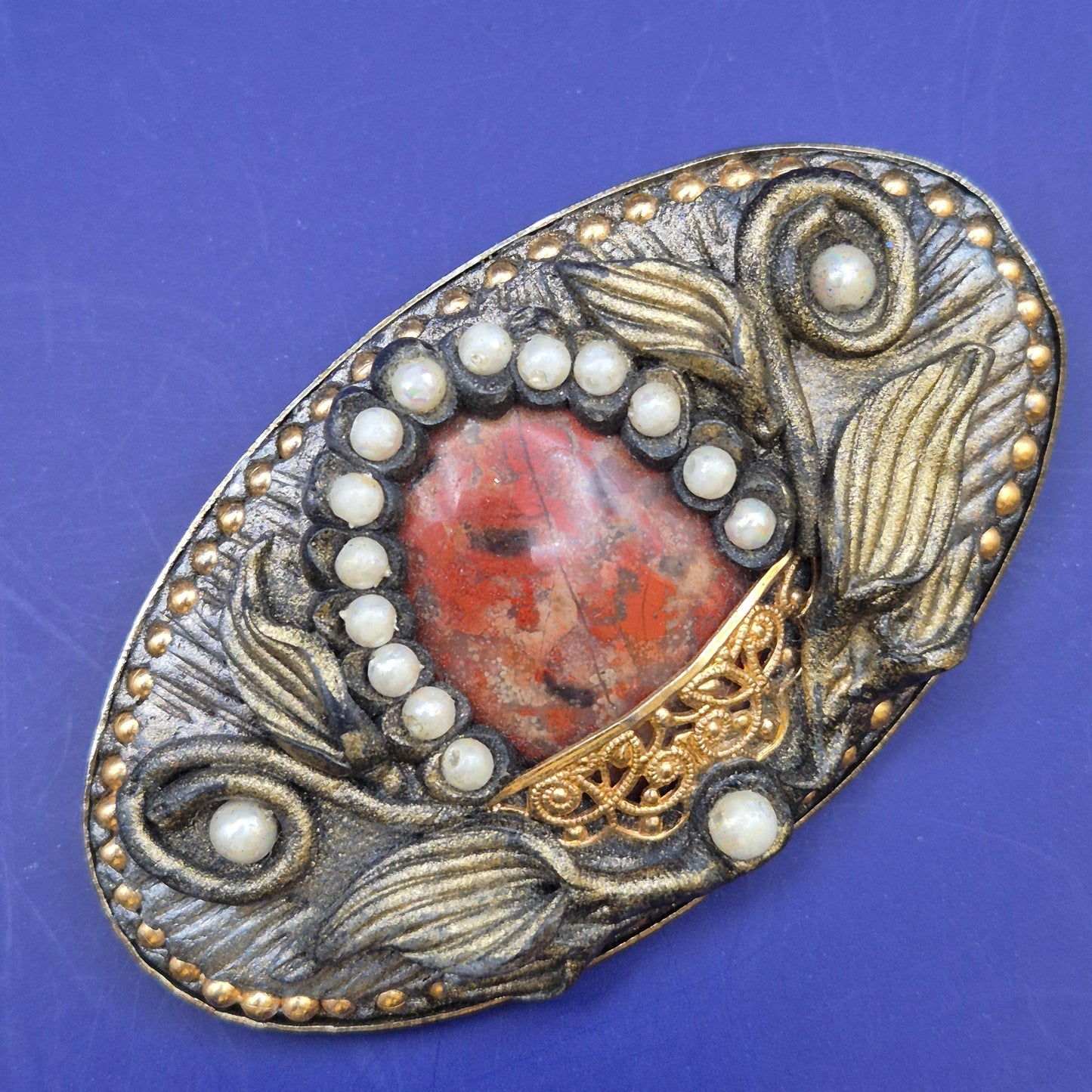 Vintage Brosche mit Jaspis Stein und Perlenverzierung