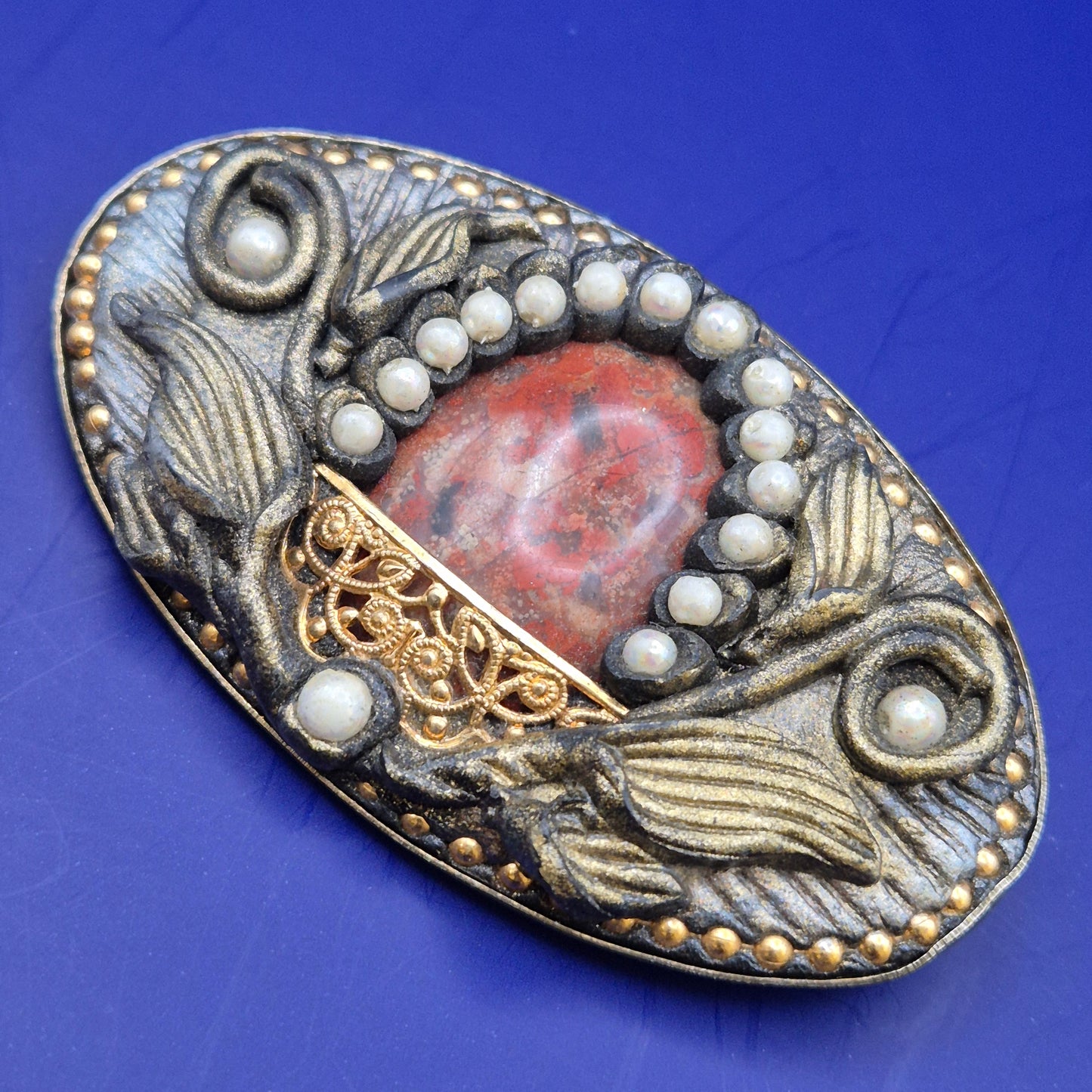 Vintage Brosche mit Jaspis Stein und Perlenverzierung