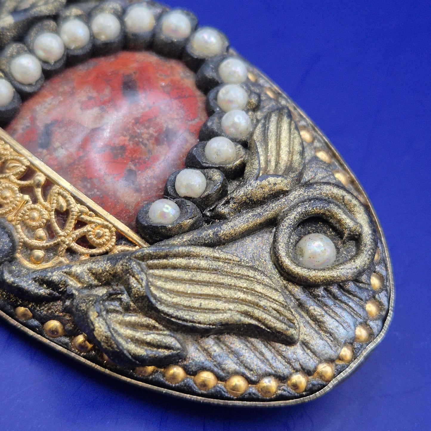 Vintage Brosche mit Jaspis Stein und Perlenverzierung