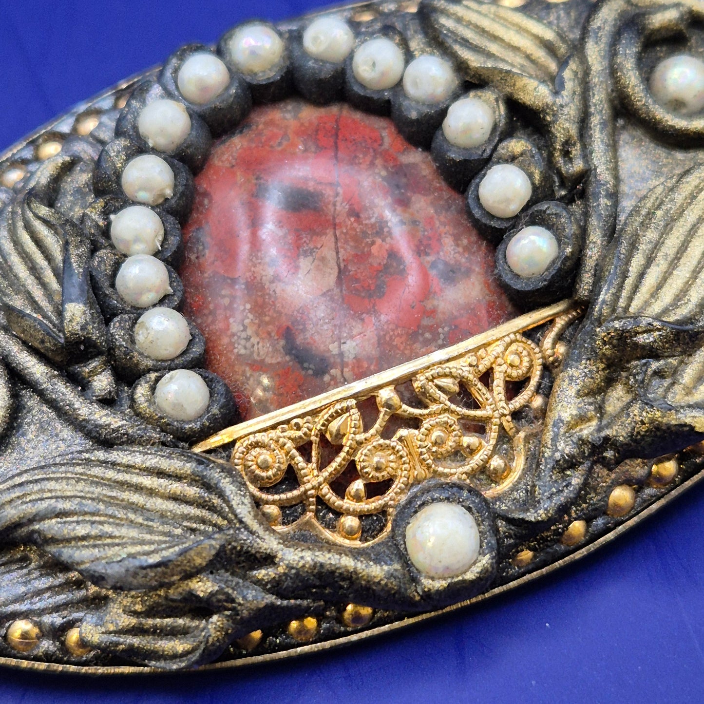 Vintage Brosche mit Jaspis Stein und Perlenverzierung
