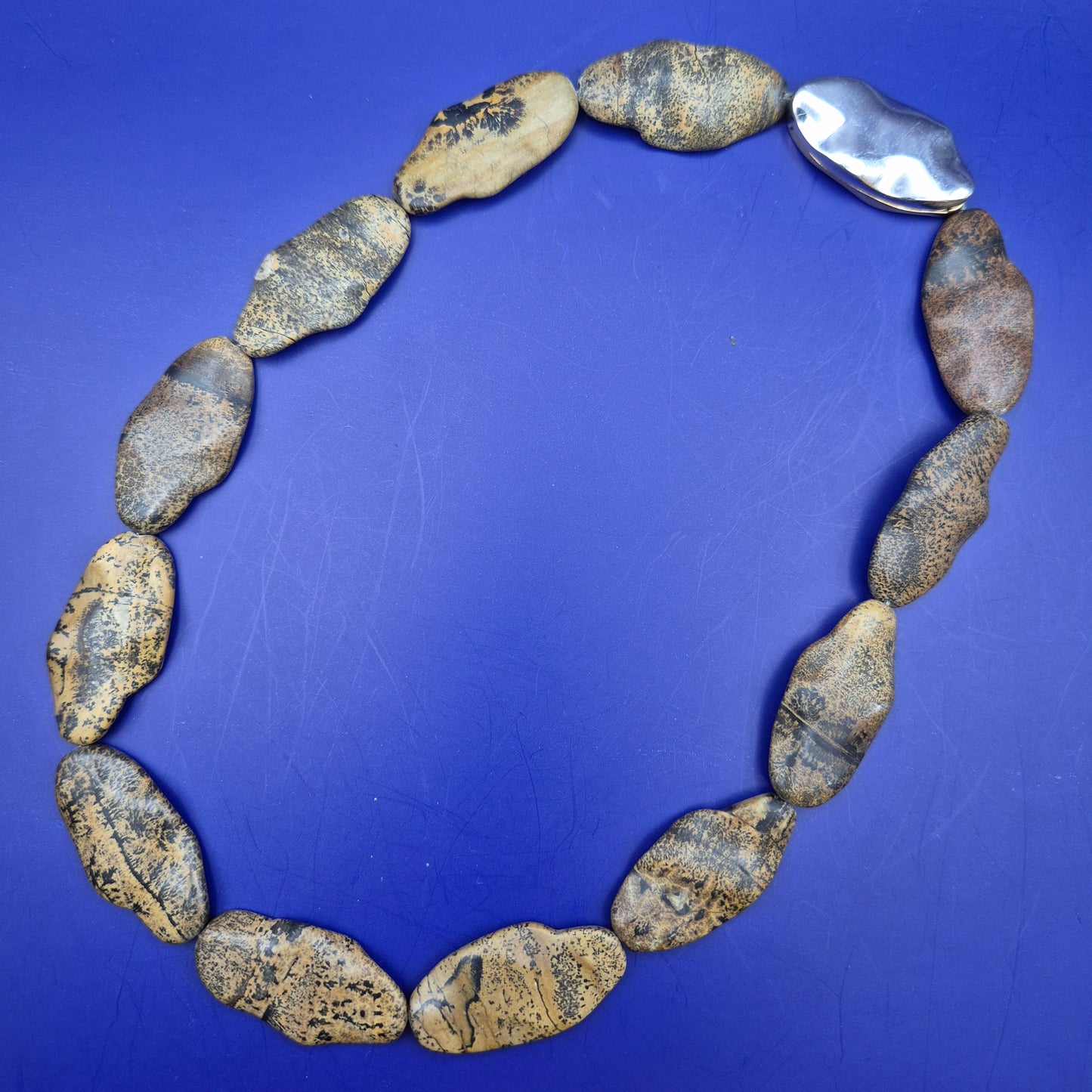 Einzigartige Naturstein Kette mit markantem Verschluss