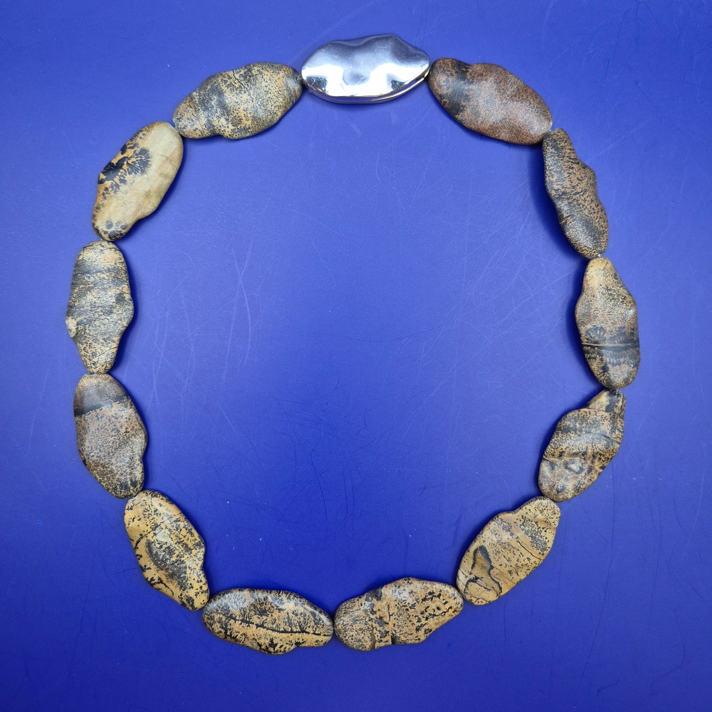 Einzigartige Naturstein Kette mit markantem Verschluss