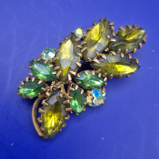 Vintage Blatt Brosche mit grünen Strasssteinen und Aurora Borealis Akzenten