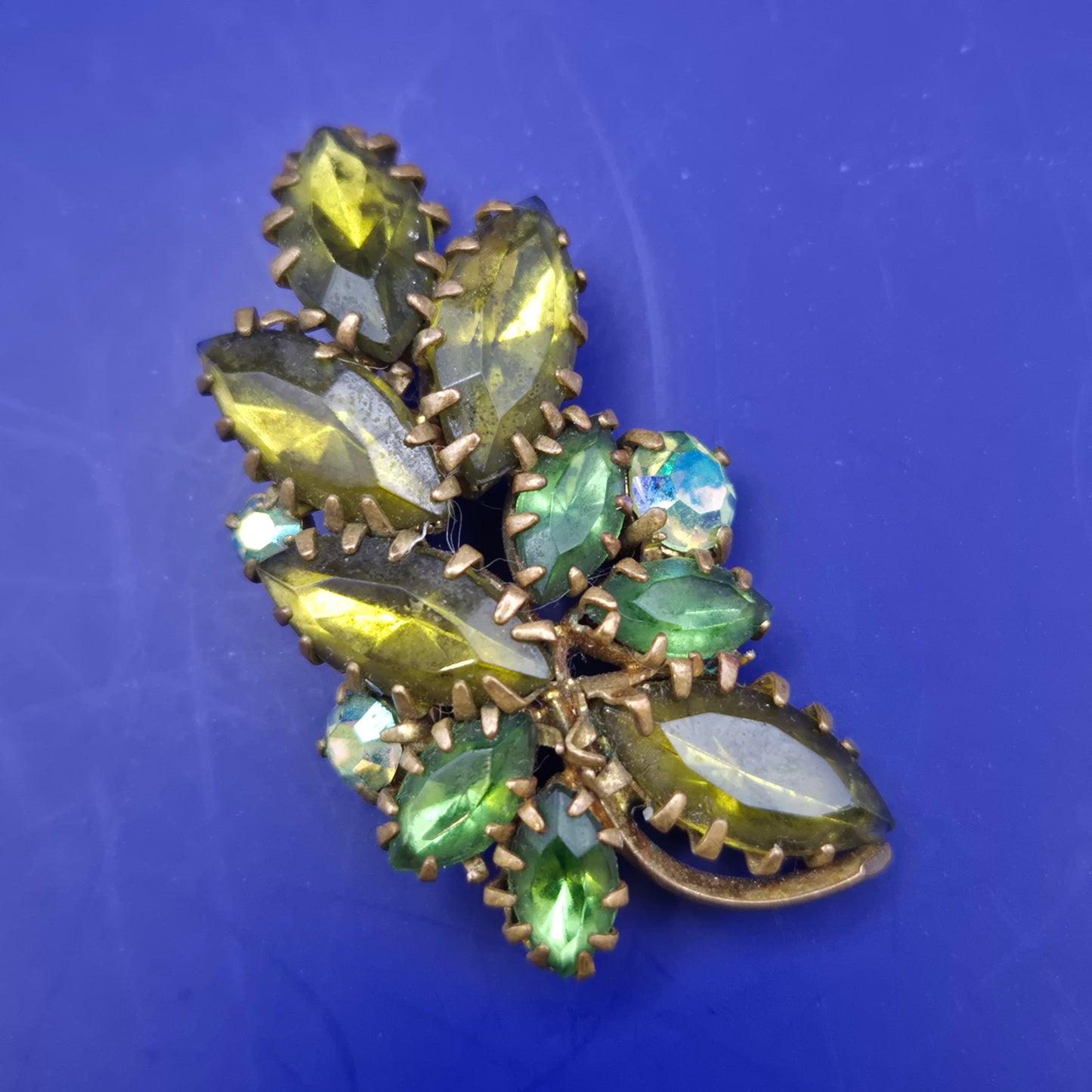 Vintage Blatt Brosche mit grünen Strasssteinen und Aurora Borealis Akzenten