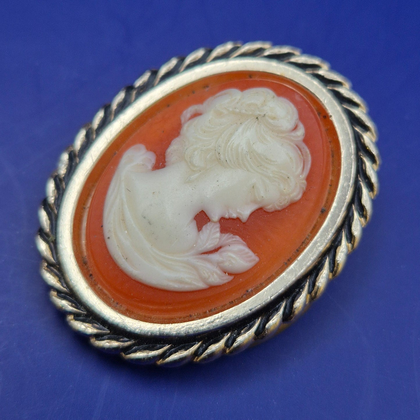 Vintage Cameo Brosche mit Damenprofil in Goldoptik