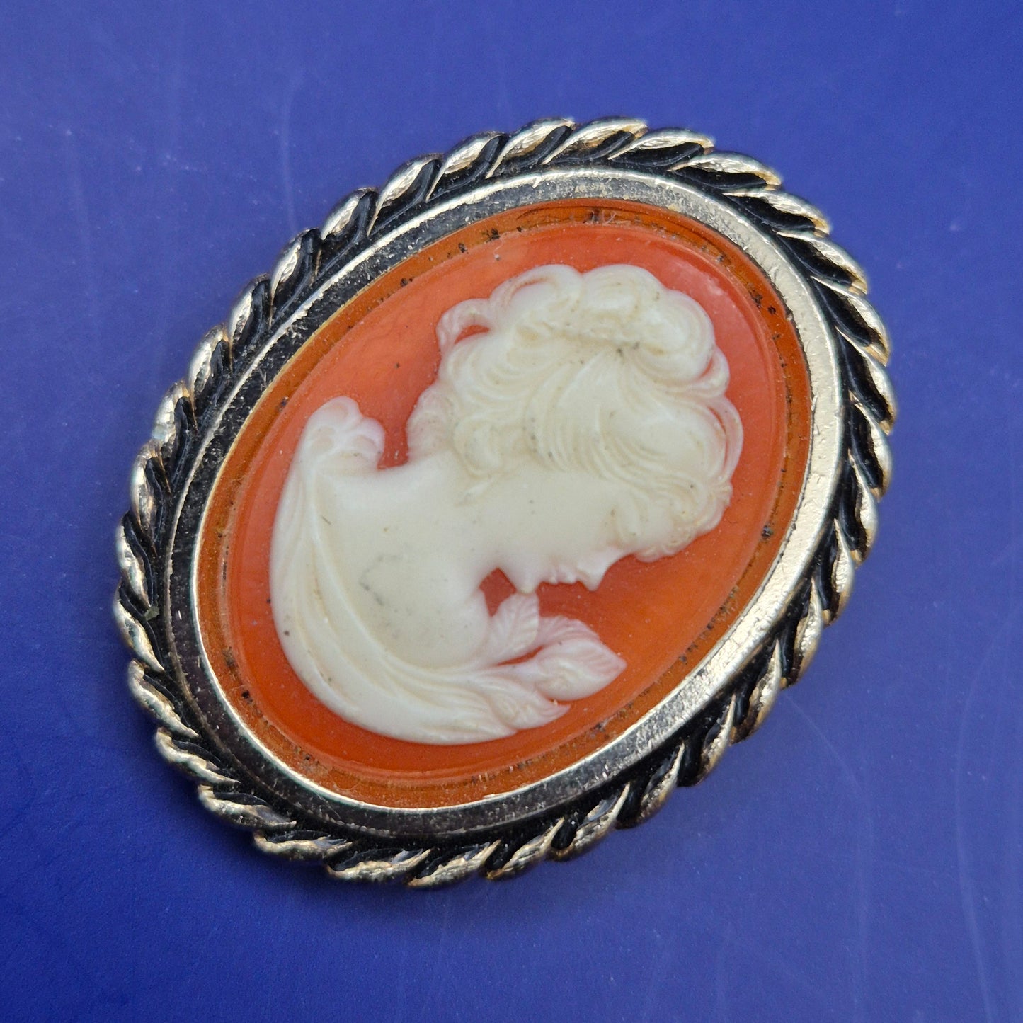 Vintage Cameo Brosche mit Damenprofil in Goldoptik