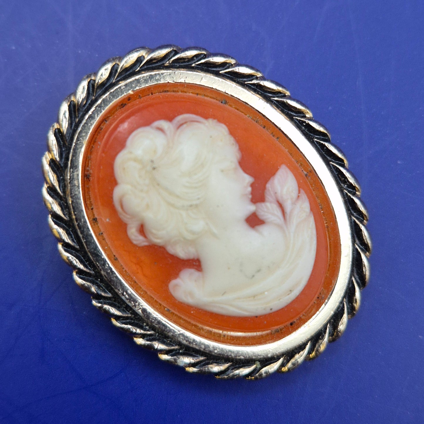 Vintage Cameo Brosche mit Damenprofil in Goldoptik