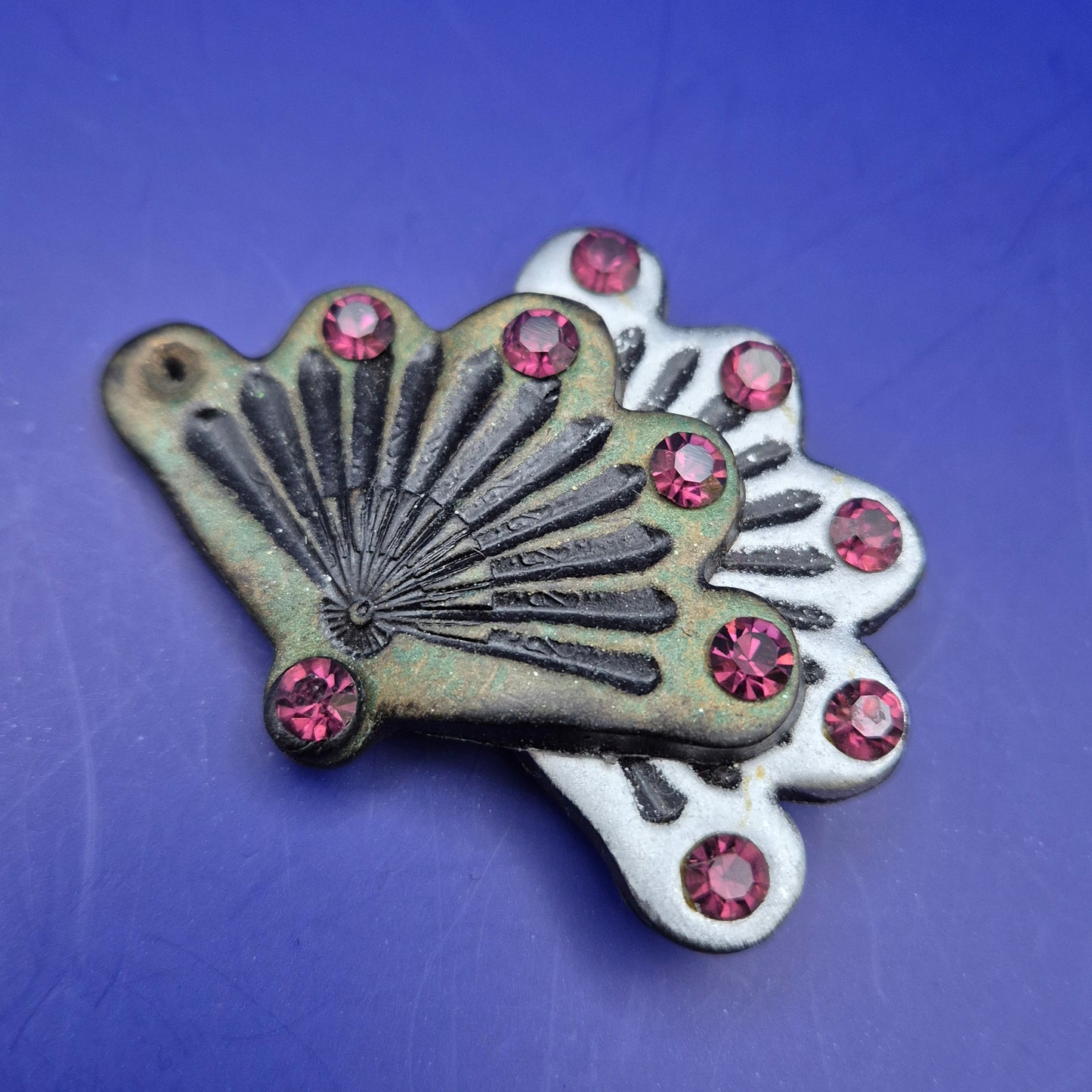 Vintage Brosche Fächer Design lila Strass Patina