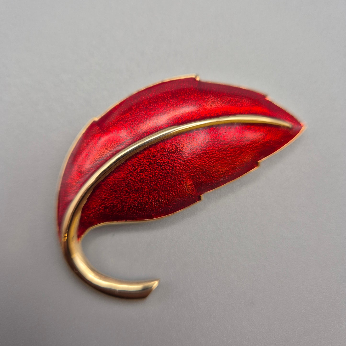 Vintage Blatt Brosche in Goldoptik mit roter Emaille