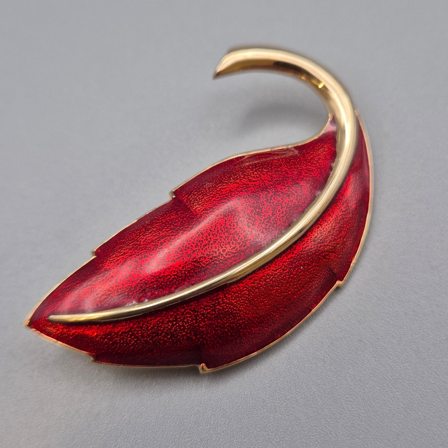 Vintage Blatt Brosche in Goldoptik mit roter Emaille