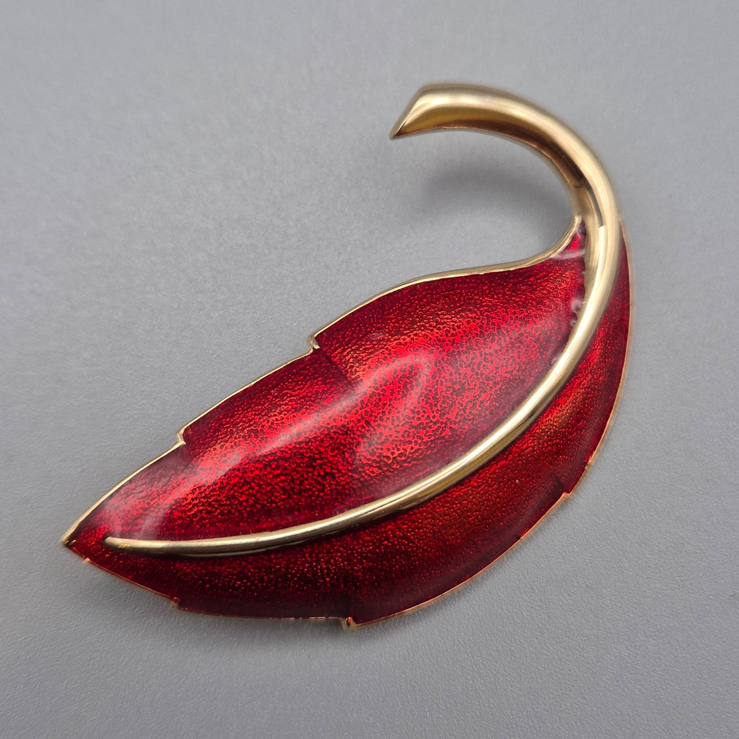 Vintage Blatt Brosche in Goldoptik mit roter Emaille