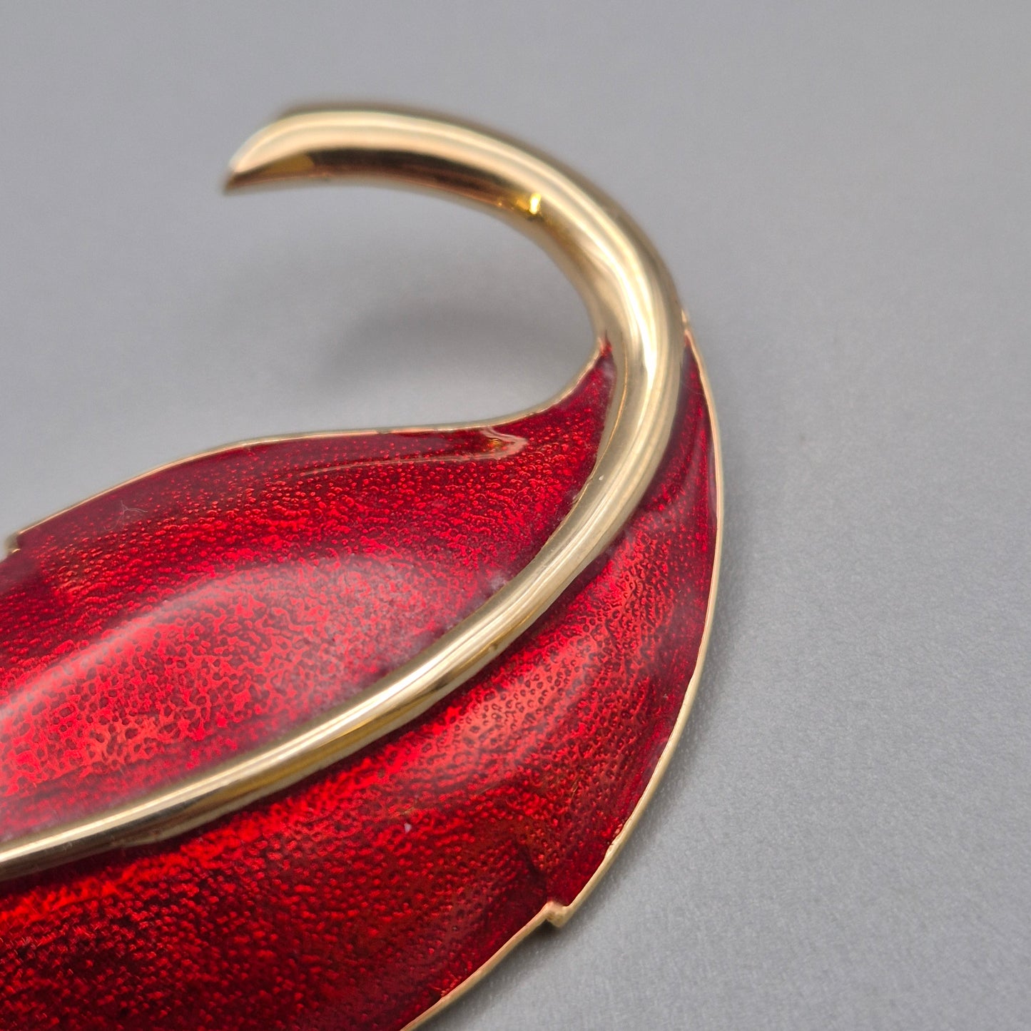 Vintage Blatt Brosche in Goldoptik mit roter Emaille
