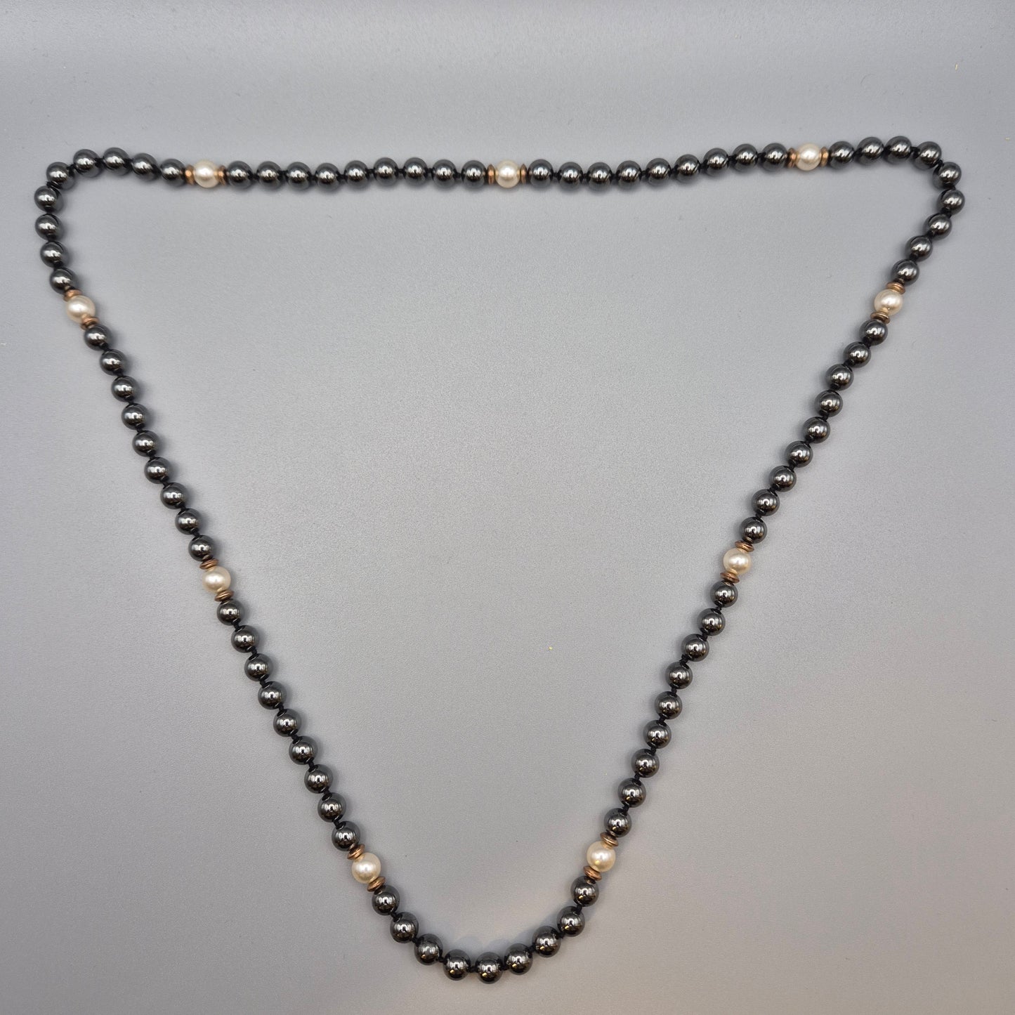 Elegante Vintage Kette mit Hämatit-Perlen und Akzenten